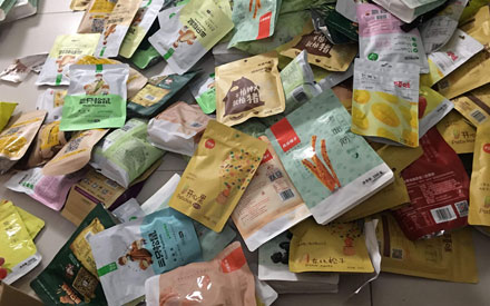三只松鼠、良品鋪?zhàn)硬捎玫氖悄姆N食品包裝袋？